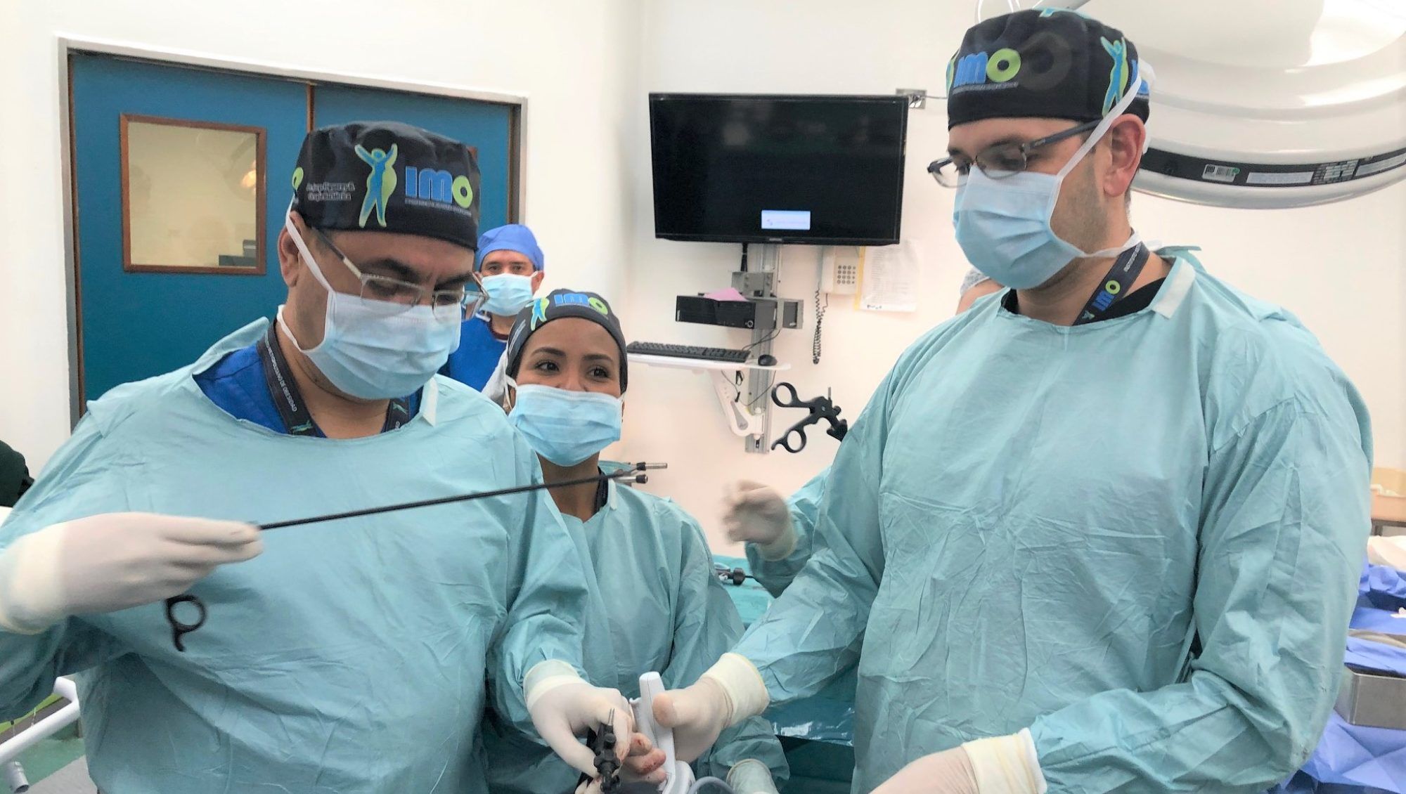 DOCTORES OPERANDO DOCTORES OPERANDO